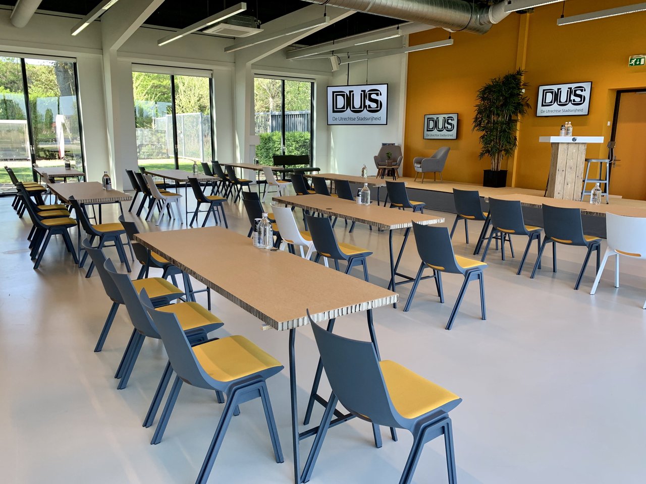 Meeting Space - Space 14 - Zaal 14 - Opstelling - Schoolopstelling - Podium - Schermen - DUS De Utrechtse Stadsvrijheid