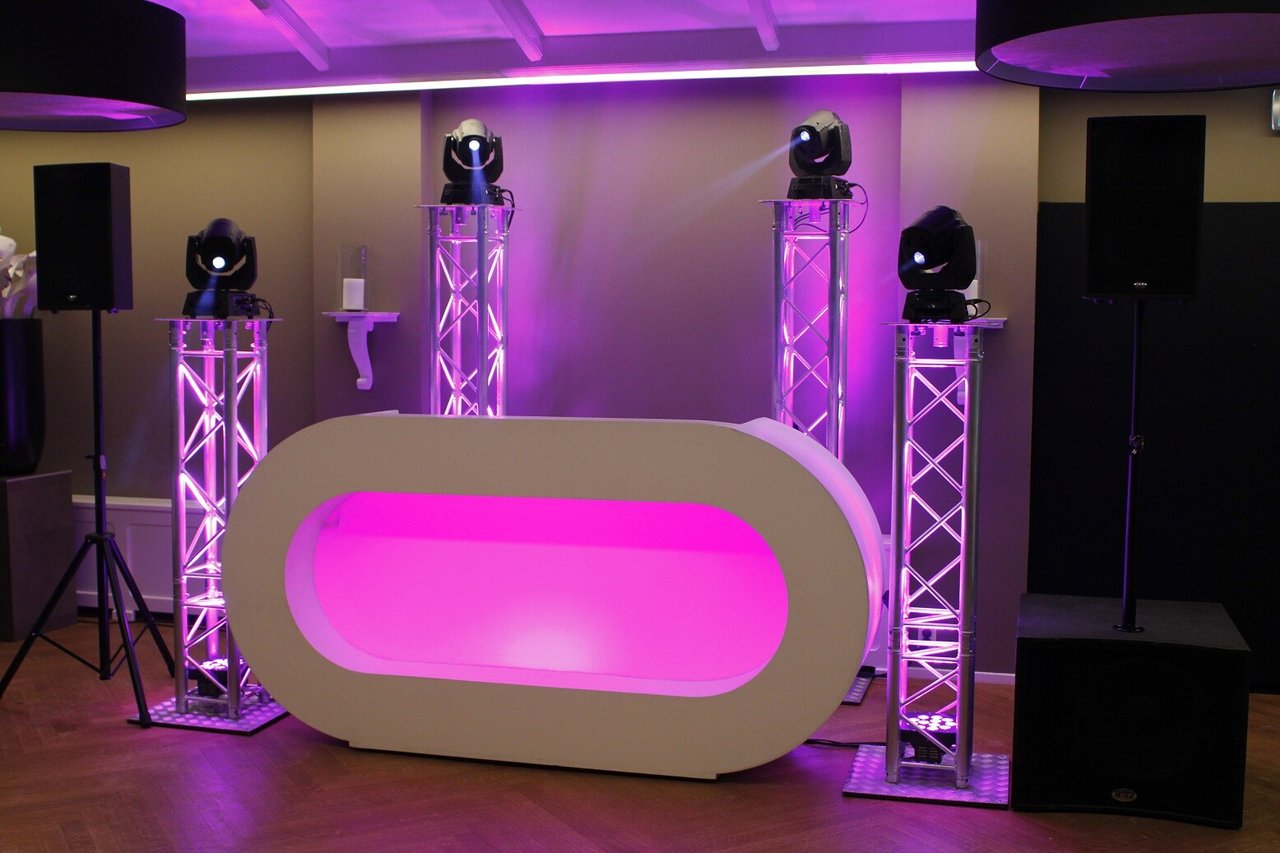 Smile-Drive-In-show-setting-met-ovaal-LED-meubel-Klein