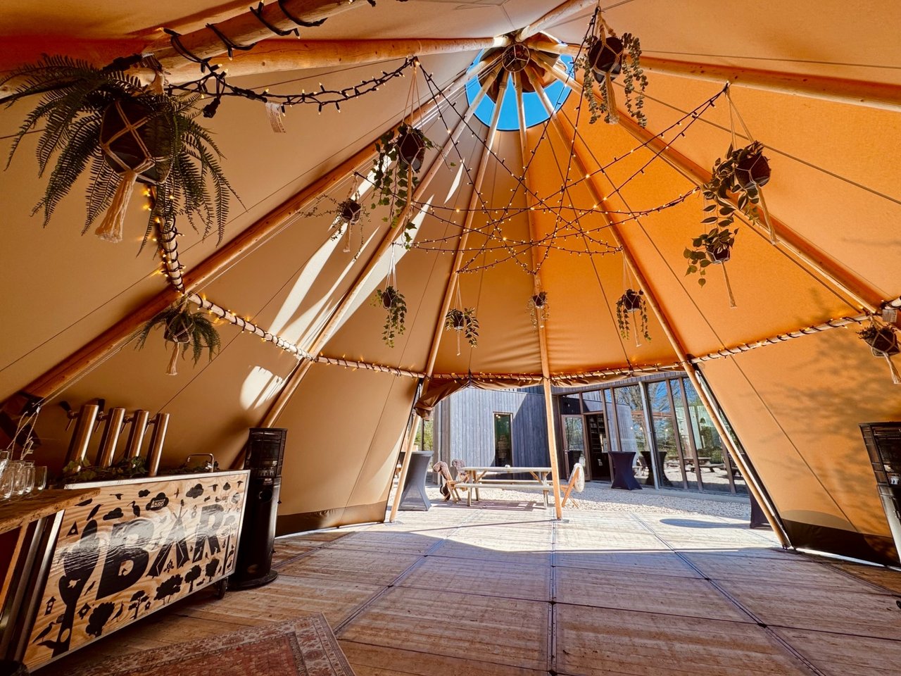 Vogeltuin met overdekte Tipi – Buitenlocatie in het groen nabij Amsterdam