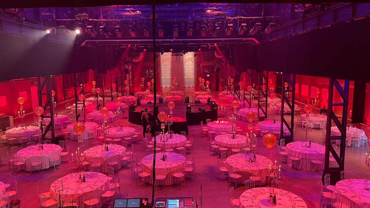 Diner 400 personen met rond podium in het midden