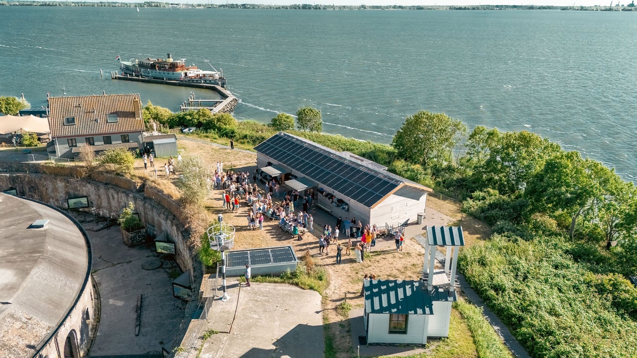 Lage luchtfoto van de bergloods