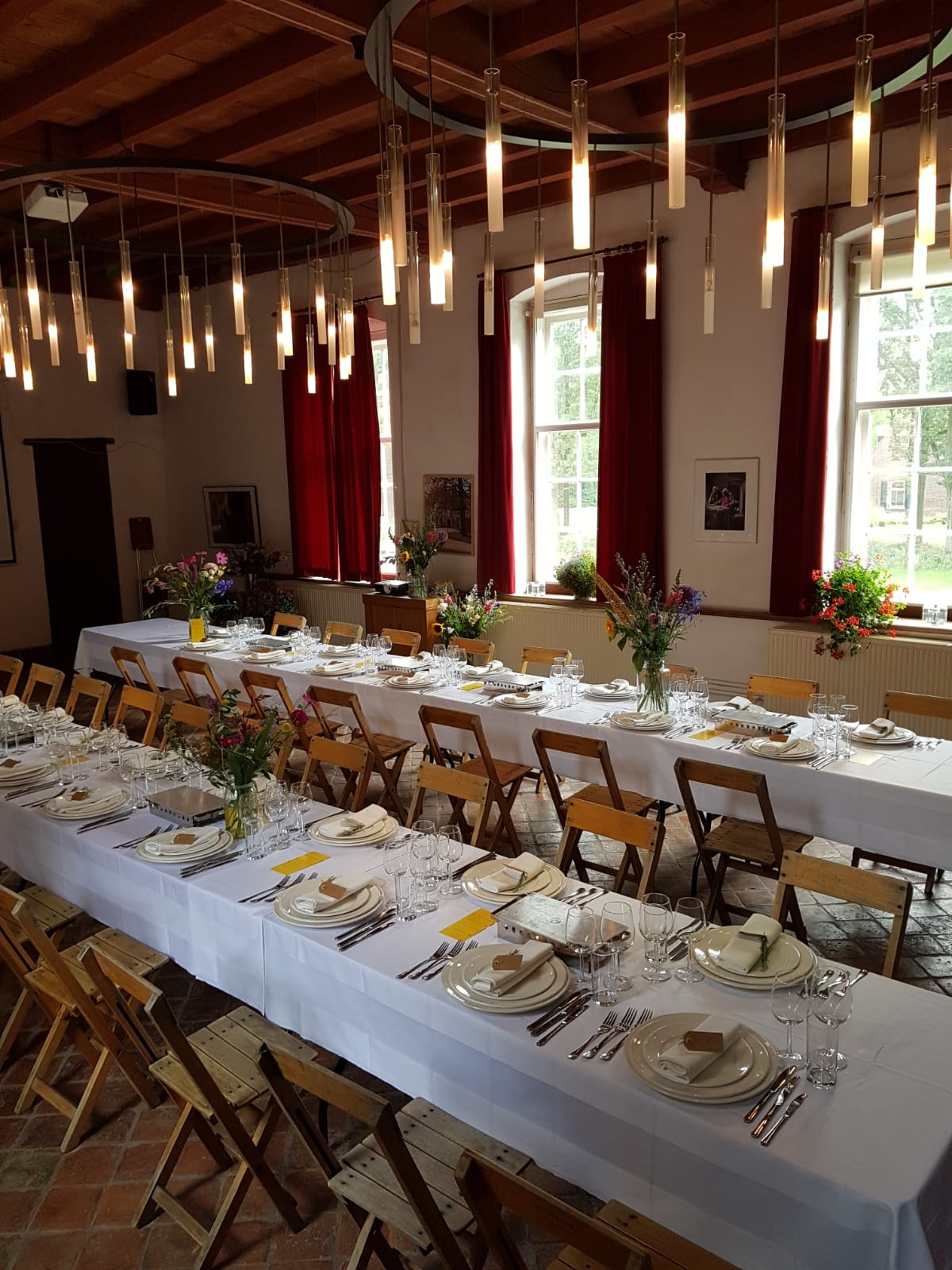 Diner grote ridderzaal lange tafels