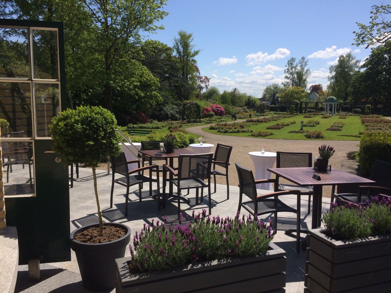 Terras Rosariumzaal grenzend aan de rozentuin
