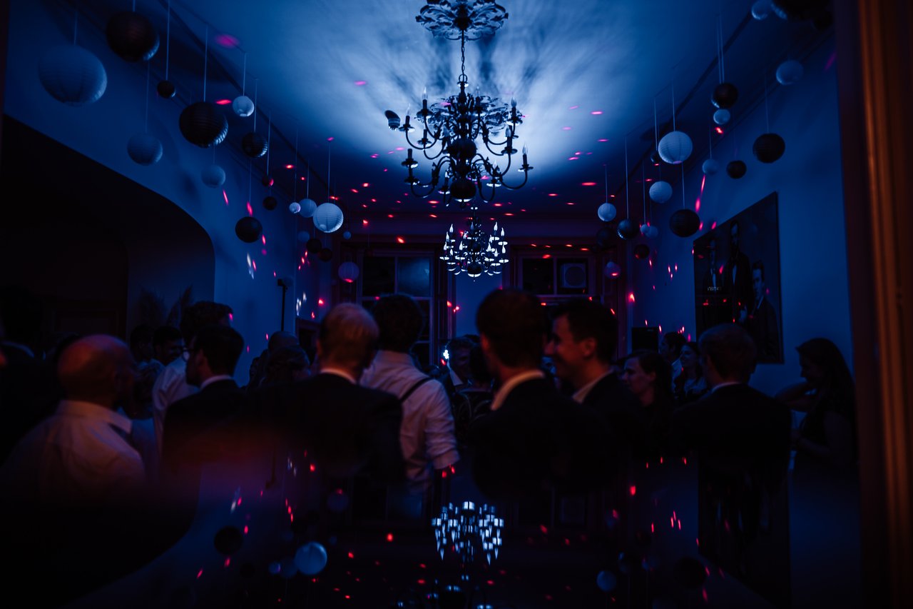 Feest in de serrezaal van Huis te Eerbeek 