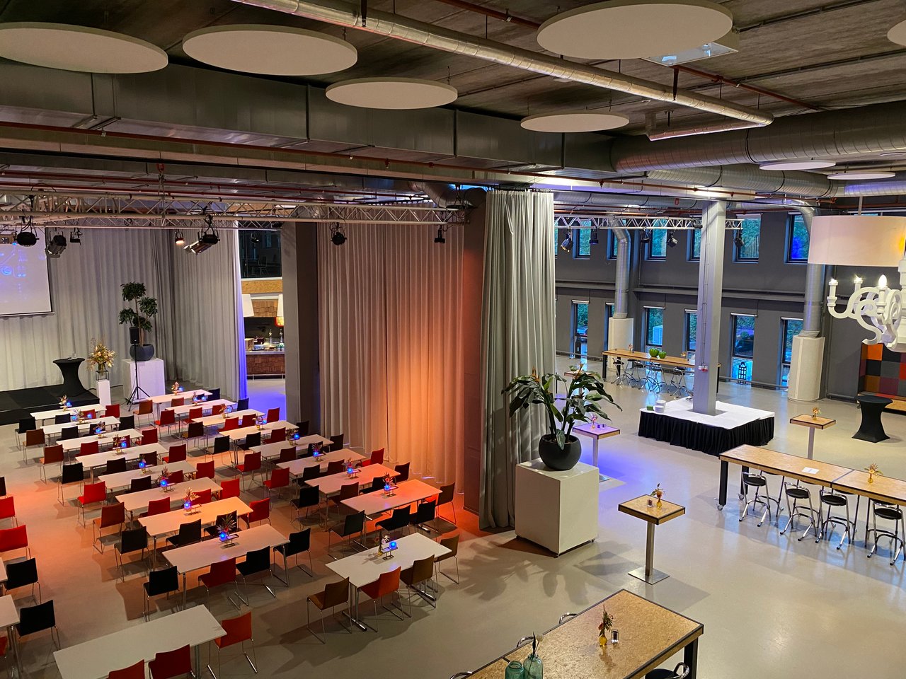 Dankzij de gordijnen is het Centrale Plein gemakkelijk op te delen in subruimtes