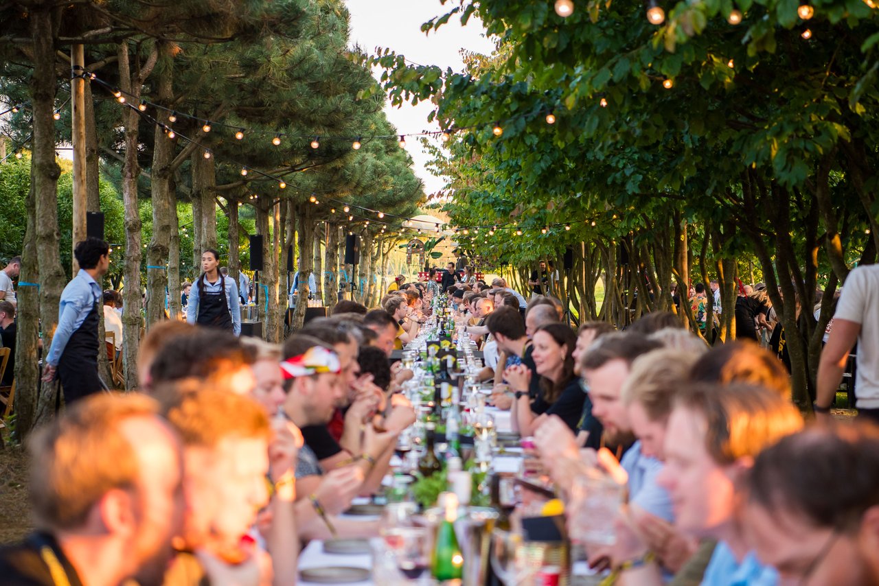 Diner tussen de bomenlanen