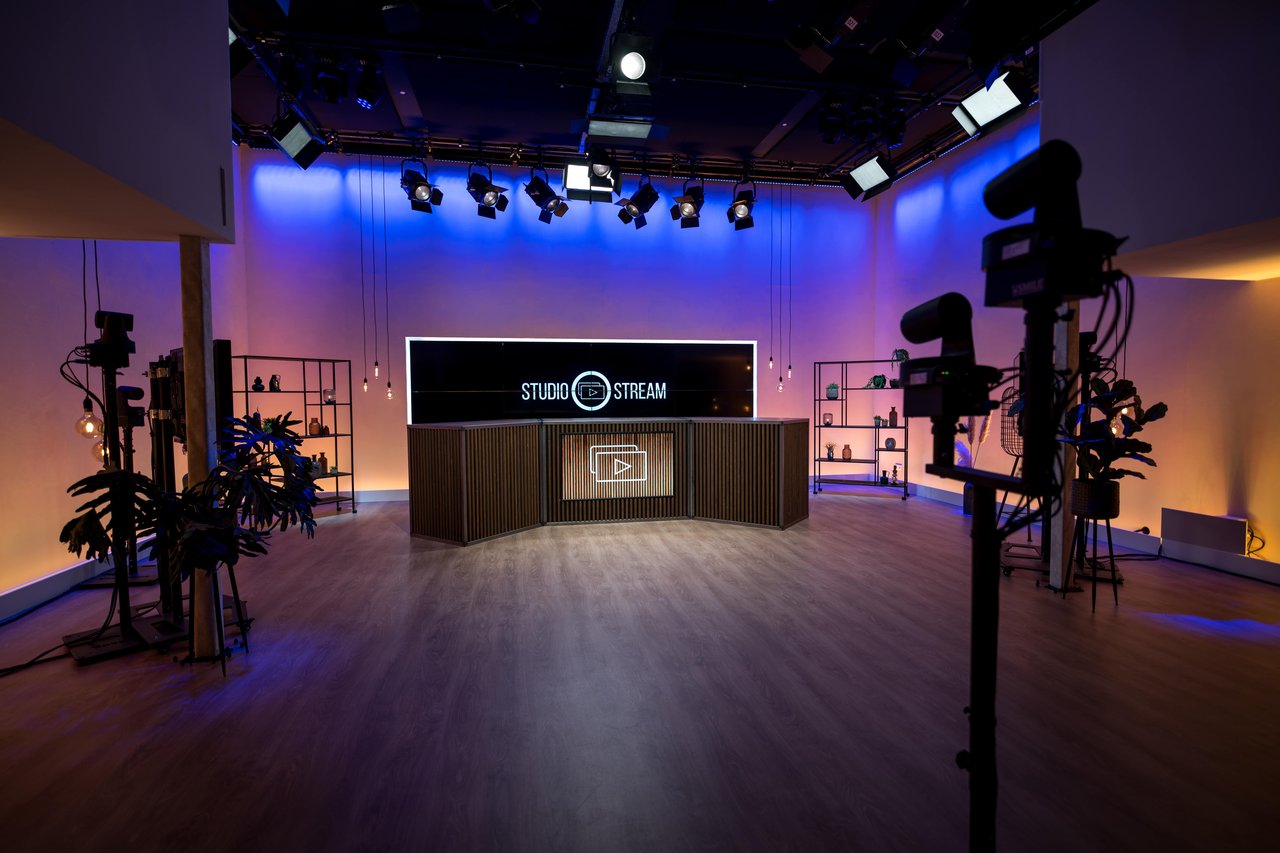 Studio Stream - Desk  (1)