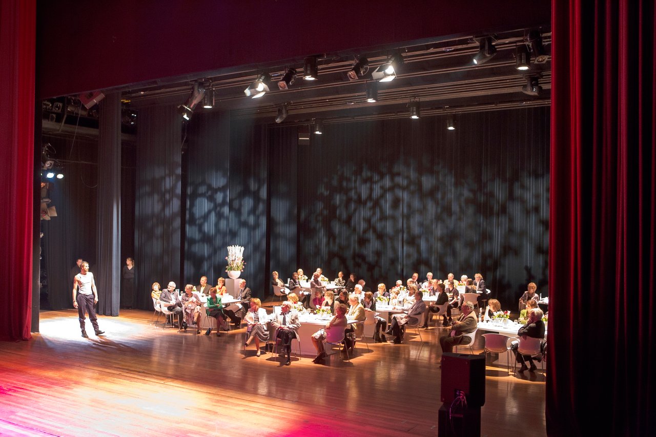 Luxe diner met podiumkunst | Koninklijke Drukkerij Em de Jongzaal