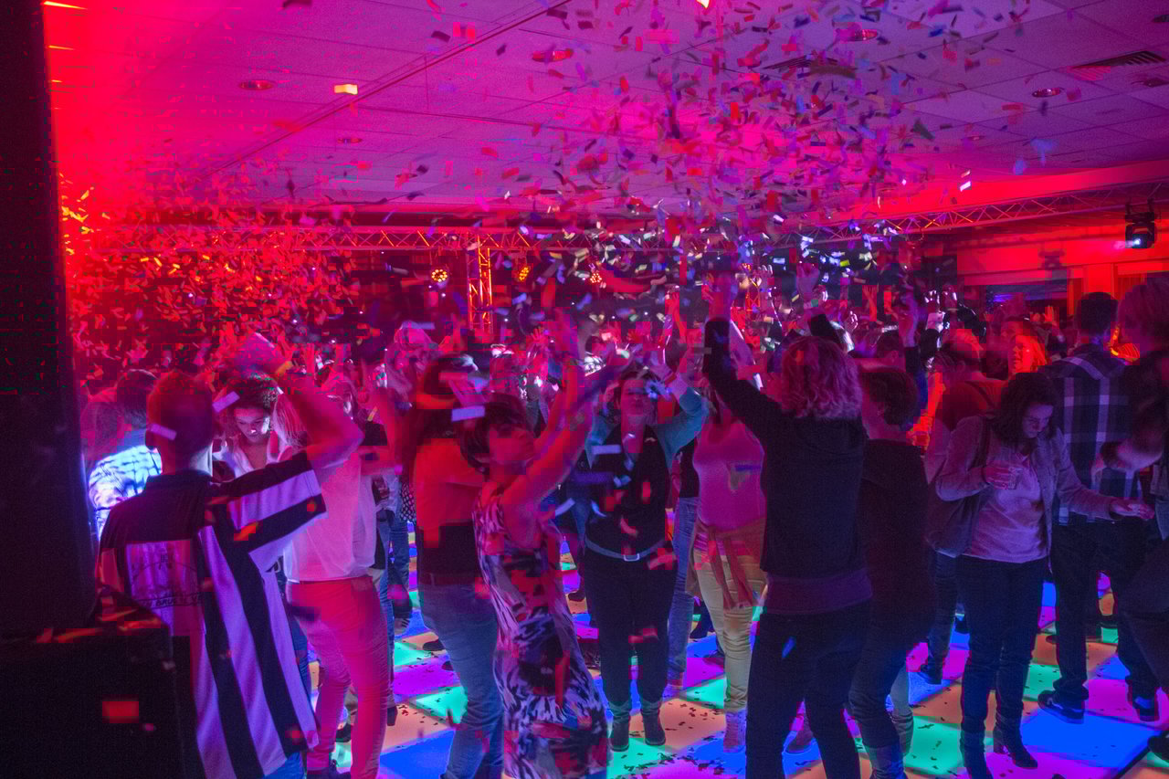 Feestend gezelschap op dansvloer  (1).jpg