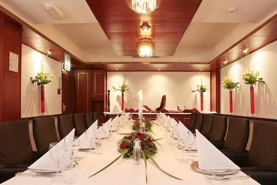 3.-Golden-Tulip---Private-Dining-JPG