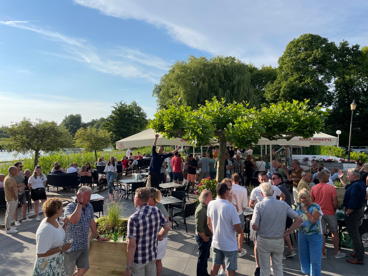 Druk terras en Tom.jpg