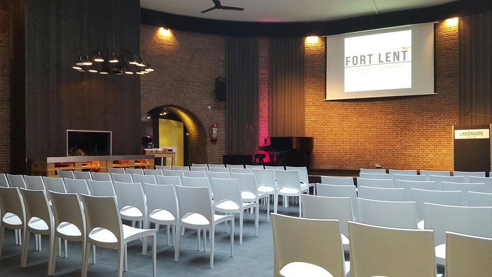 Zakelijke bijeenkomst op de binnenplaats van Fort Lent 