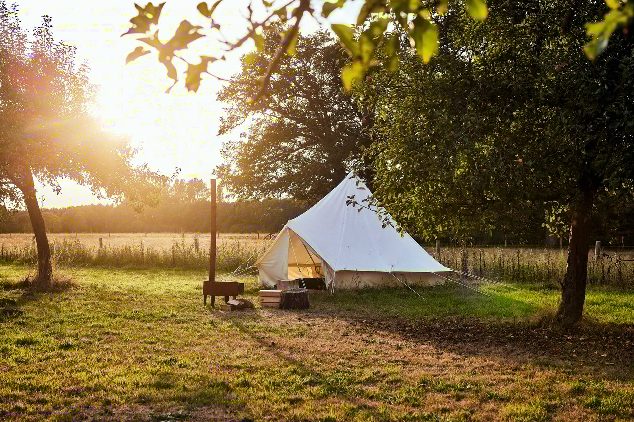 The place to be belltent zonsondergang.jpg