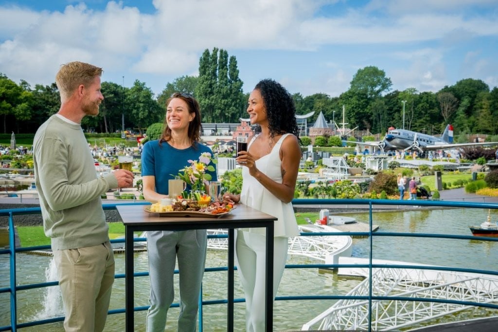 Borrel op het terras met uitzicht op het park