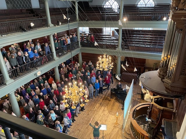 Kerkzaal met zangevent