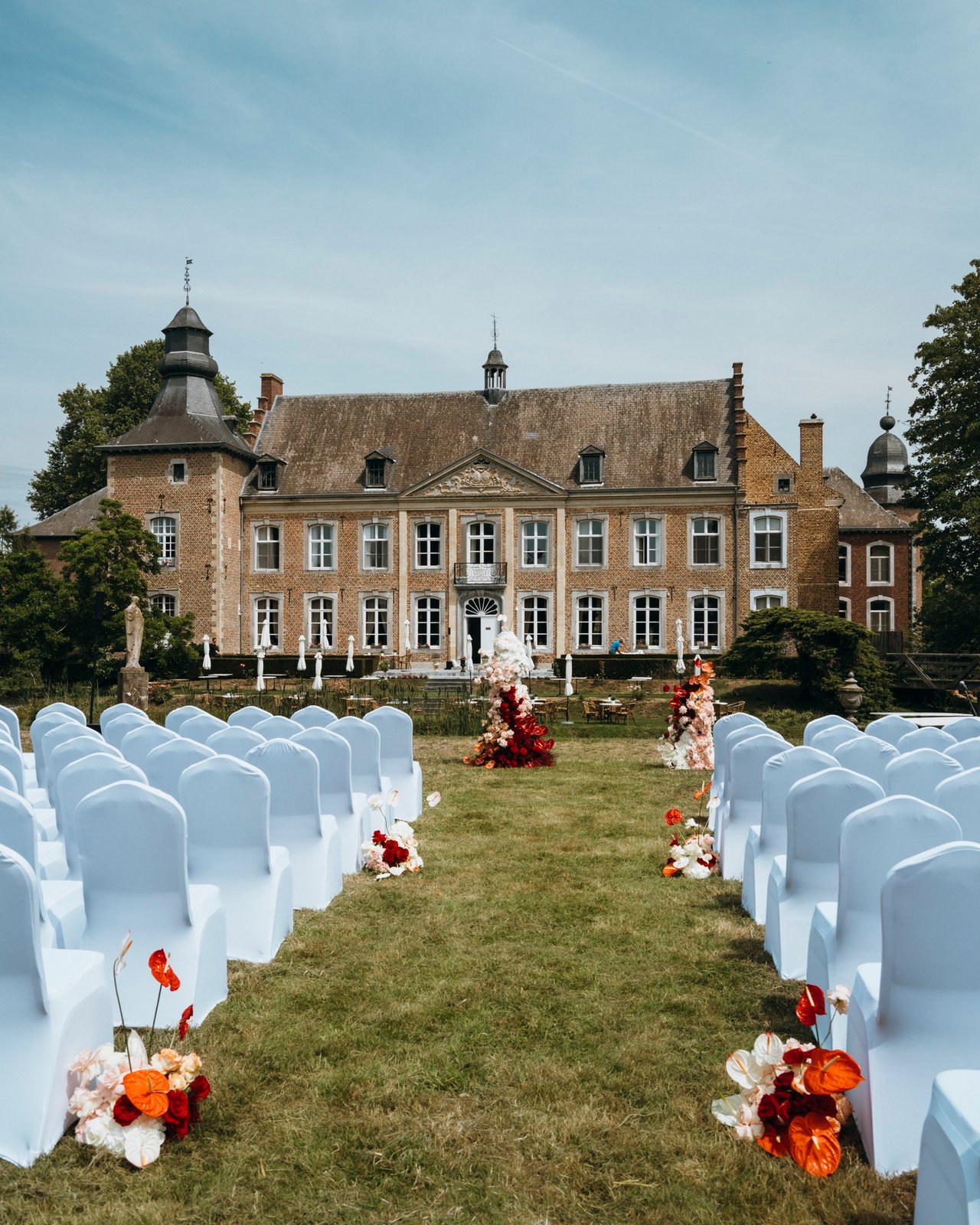 Buitenceremonie – witte stoelen in de kasteeltuin