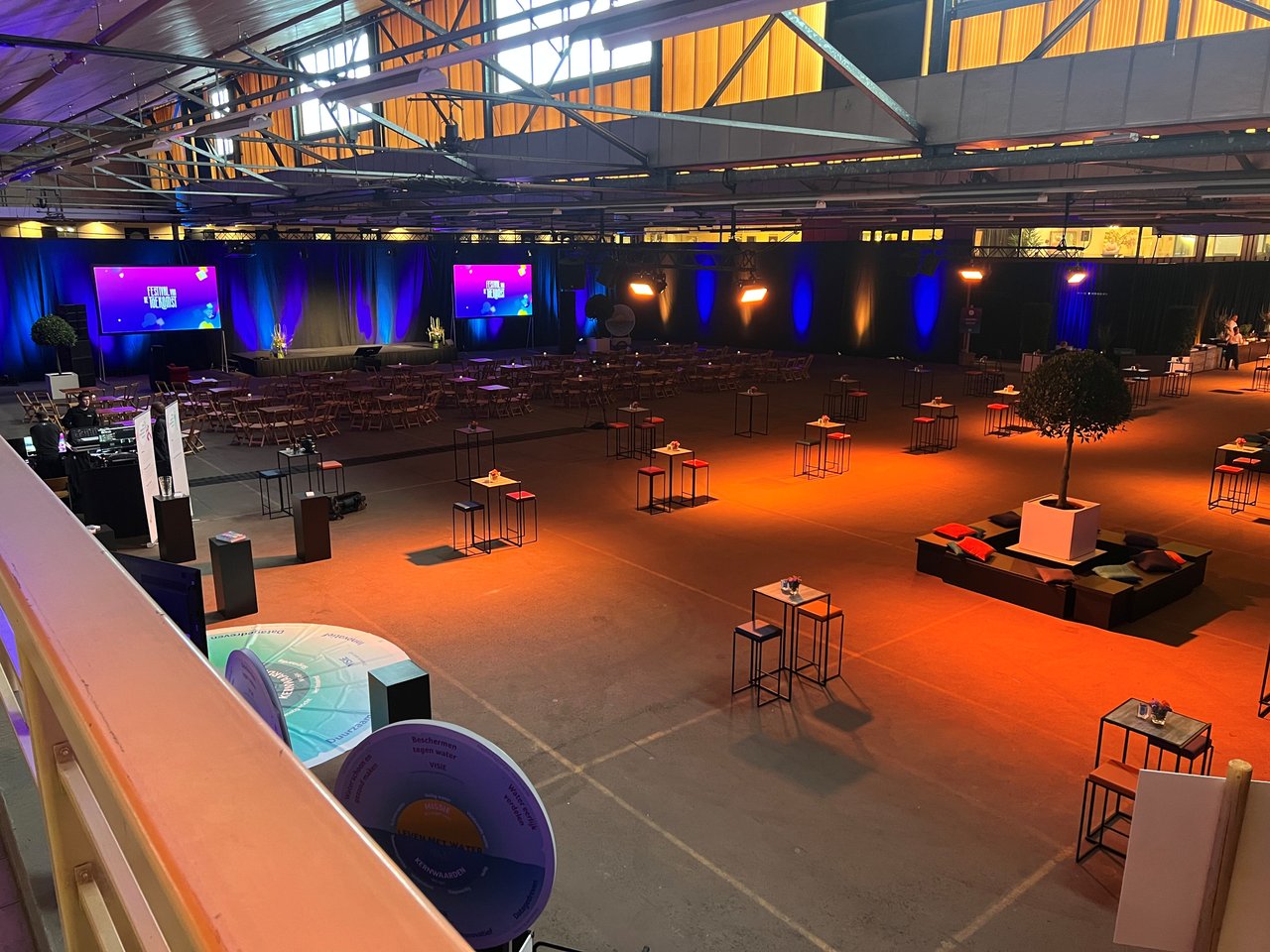 Theater en lunch opstelling, hier voor 800 personen