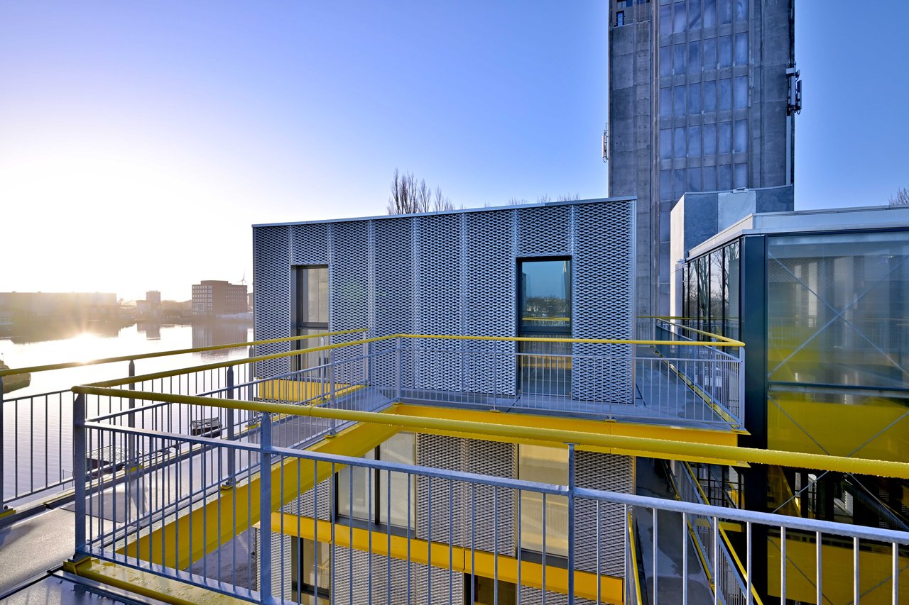 Staal aan de binnenhaven aan Zuiderzeestraat 23/25 op 2 min. lopen vanaf PUNT