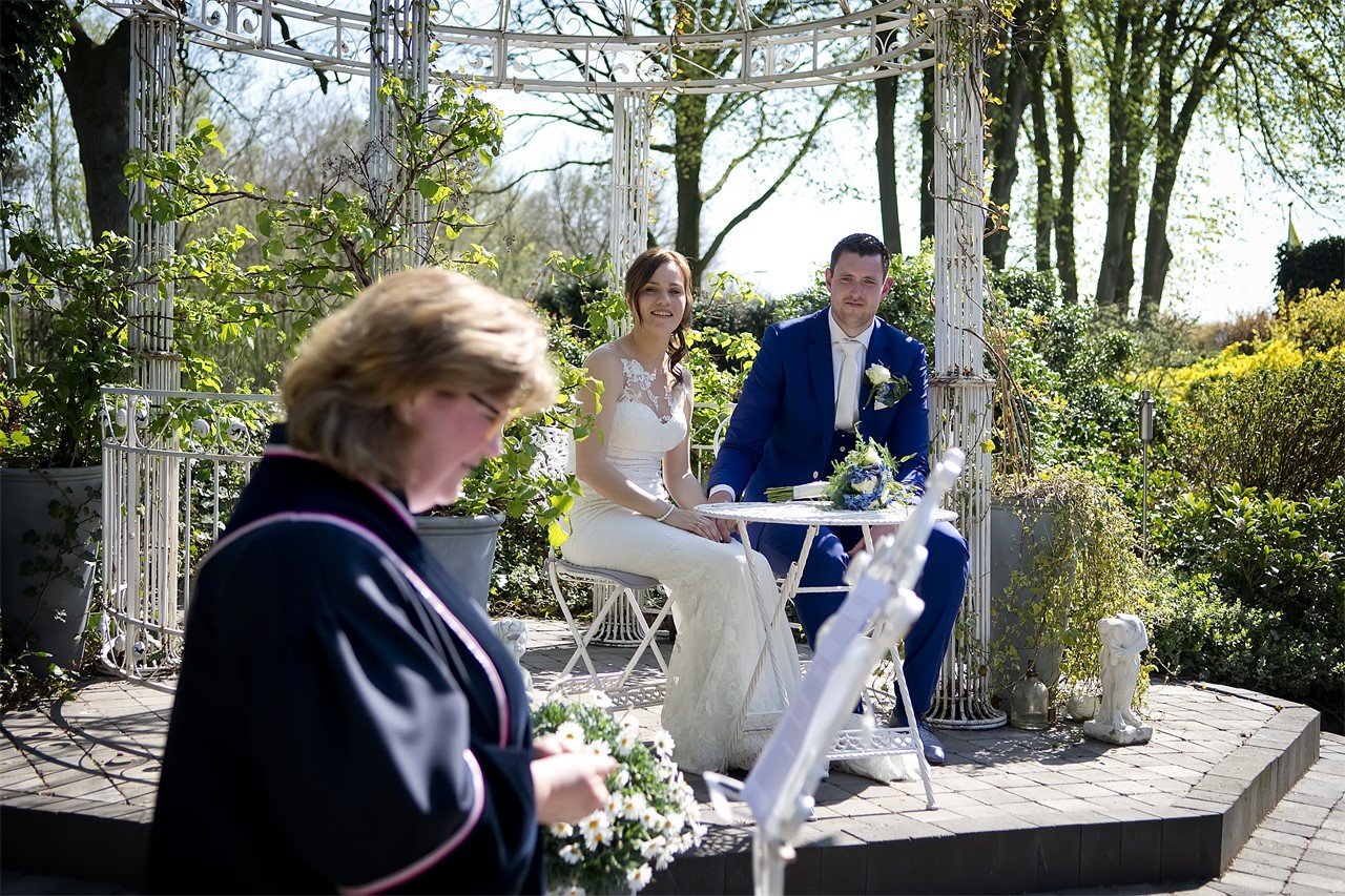 ceremonie met trouwambtenaar