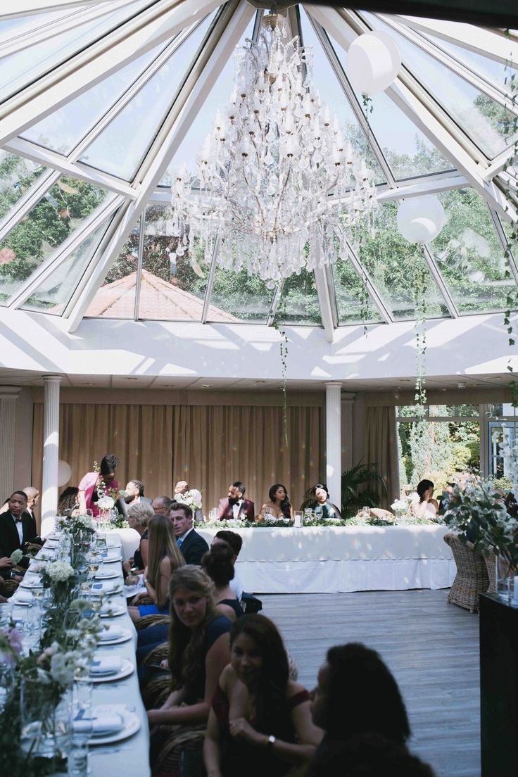 Bruiloft diner onder kroonluchter