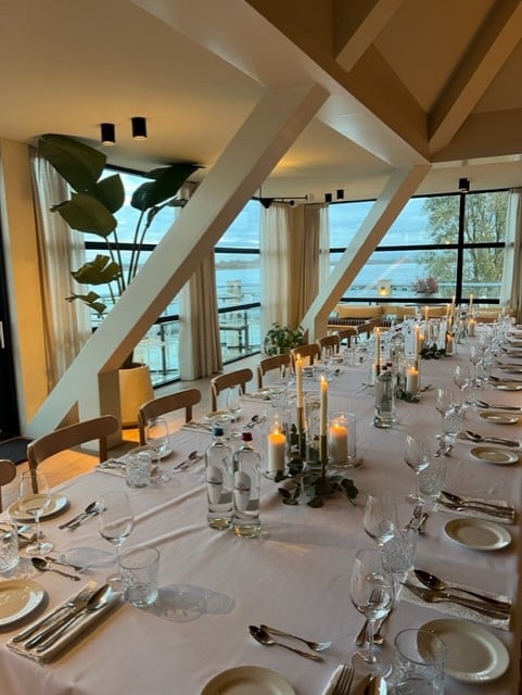 Dineropstelling bovenzaal