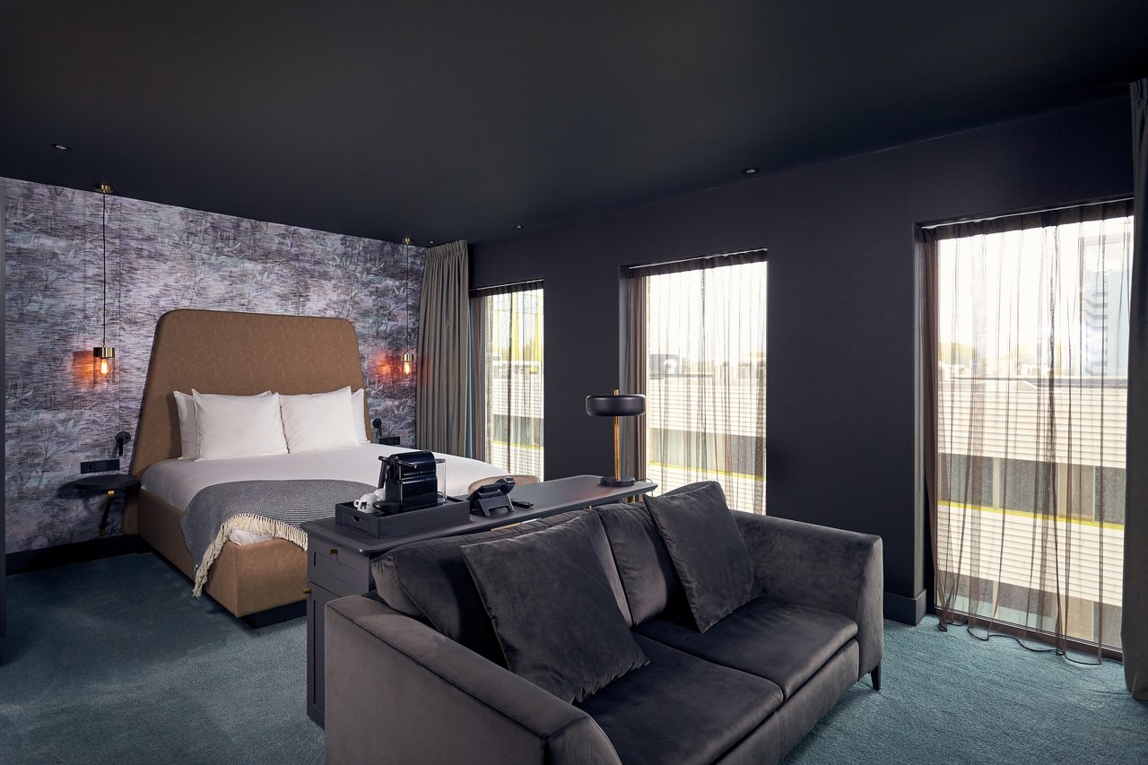 Suite met kingsize bed – Van der Valk Hotel Amsterdam - Amstel
