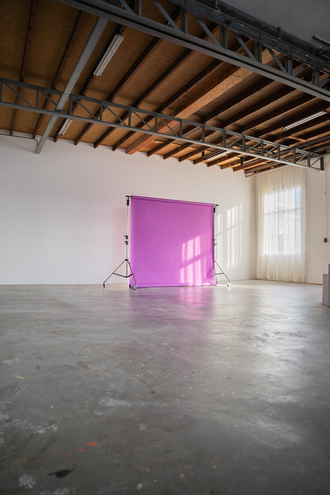 Roze backdrop in open ruimte