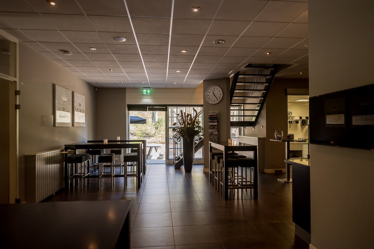 Lounge Koetshuis Kasteel De Hooge Vuursche met toegang tot terras in het bos