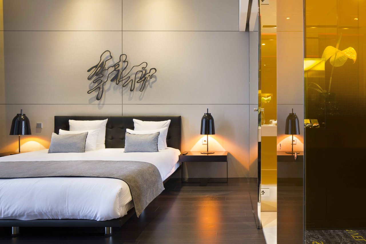 2013_AAM_junior_suite_iconicview_bed_1.jpg