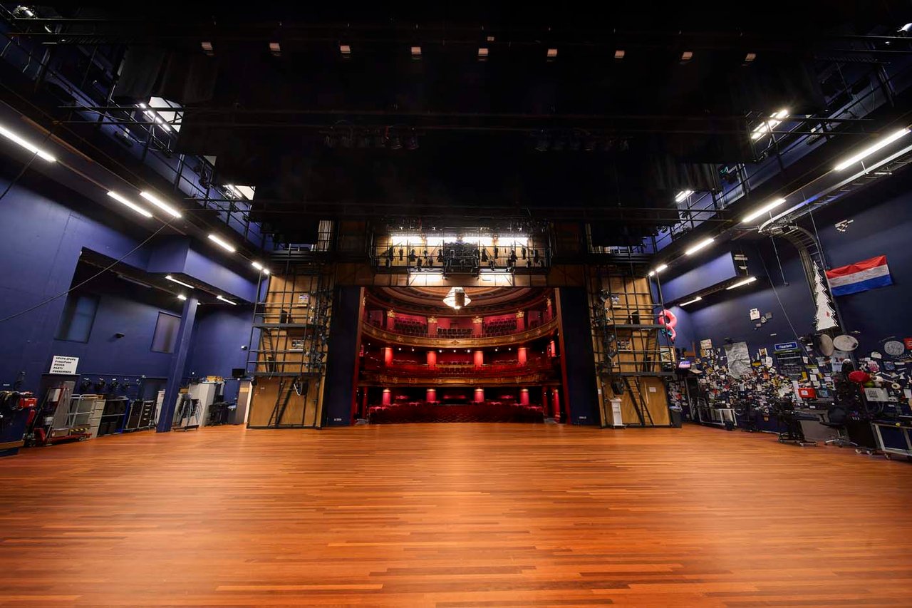 Stadsschouwburg-haarlem-theaterzaal-gezien-vanaf-het-podium-1.jpg