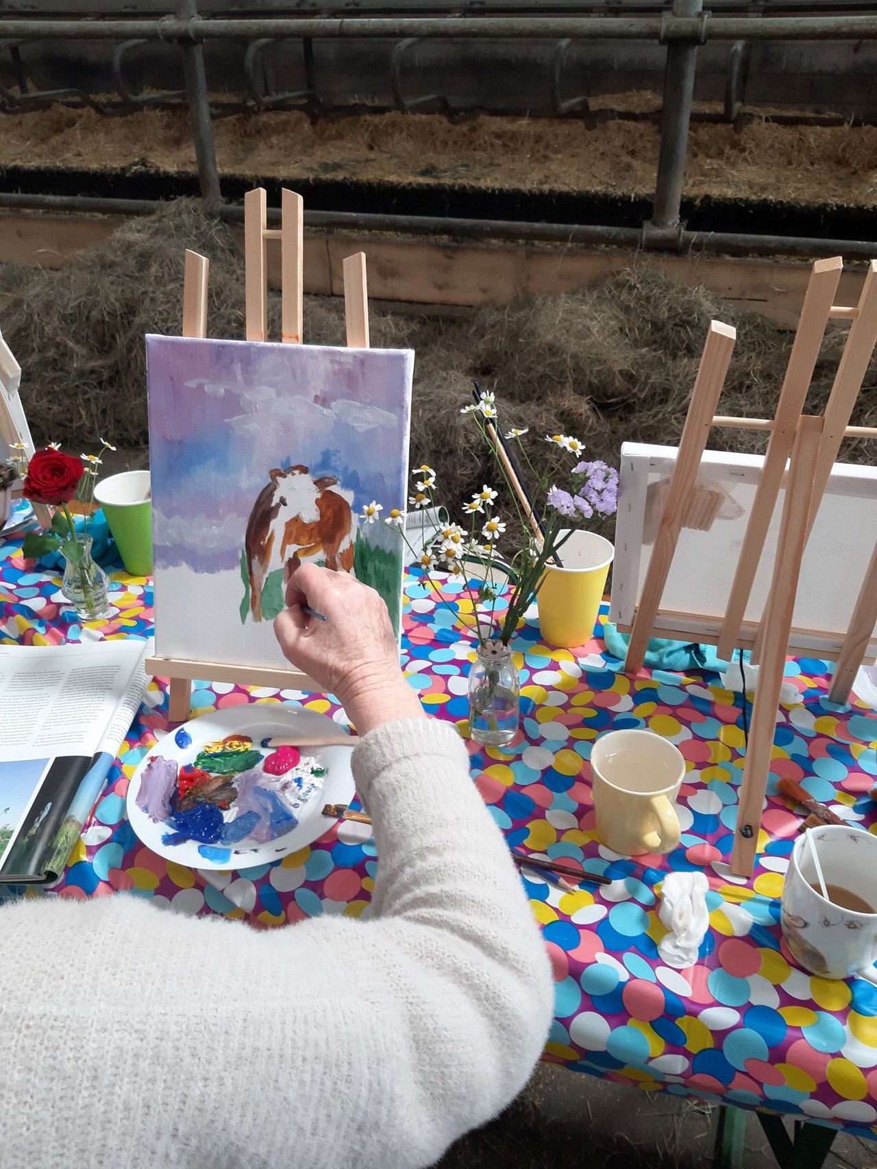 creatief met verf tussen koeien