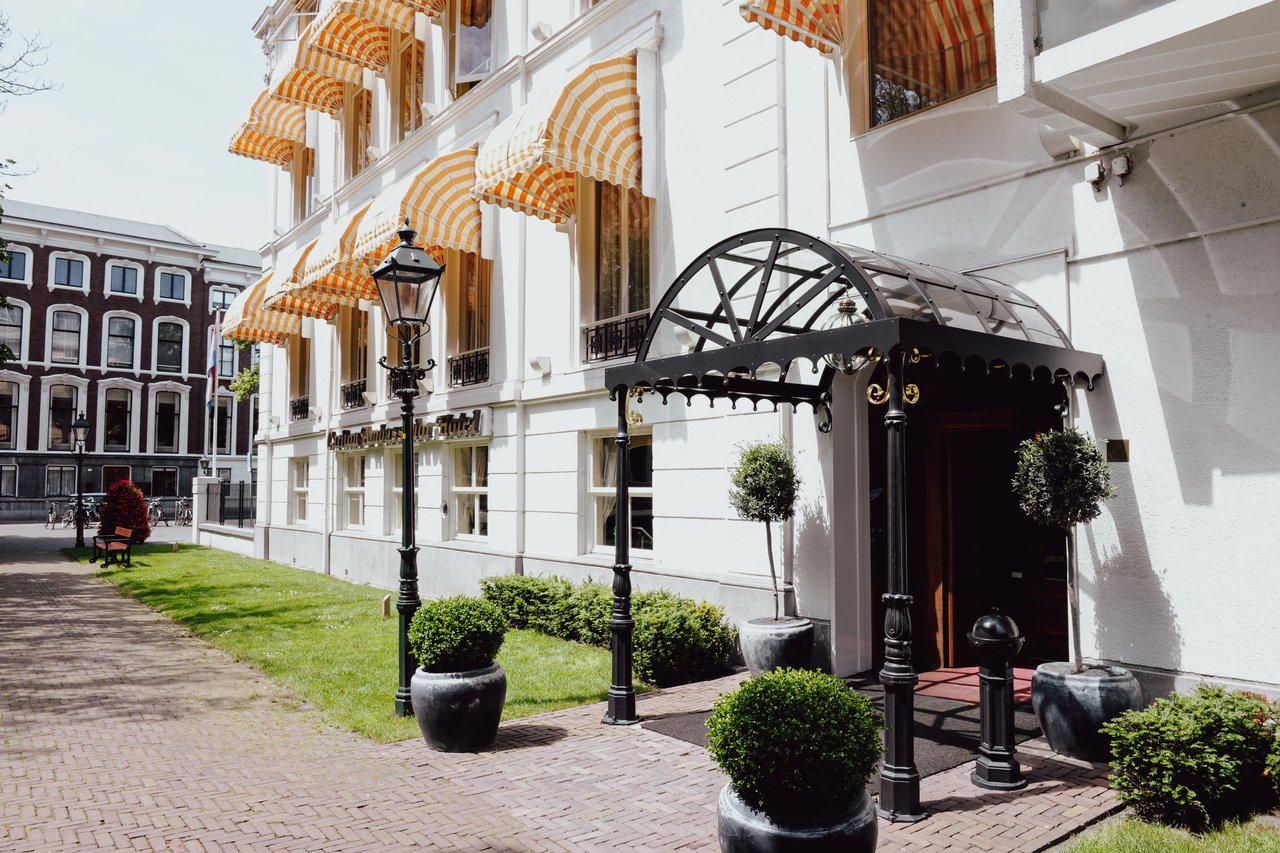 Entrée Carlton Ambassador Hotel