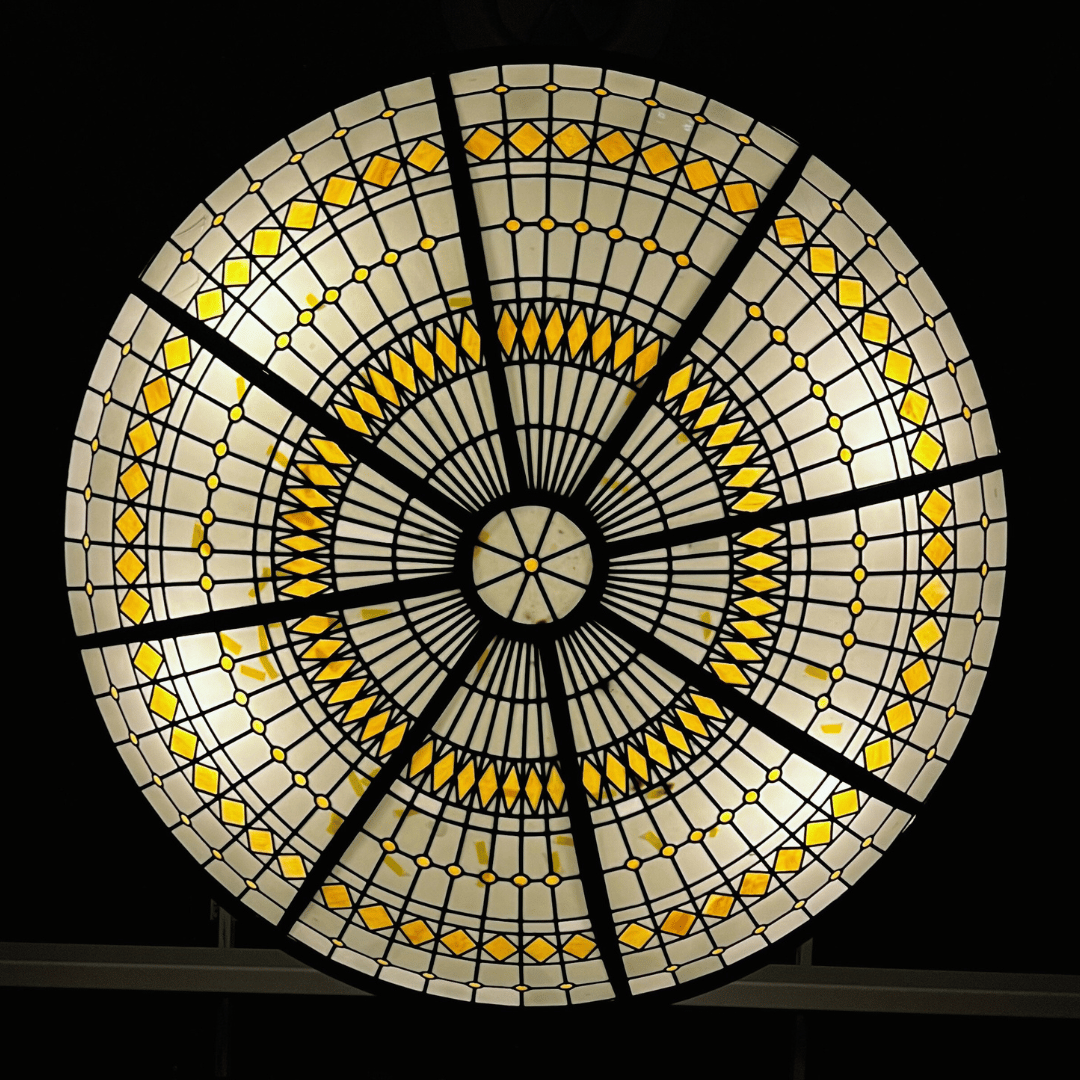 Imposante lampen bij de Theaterzaal