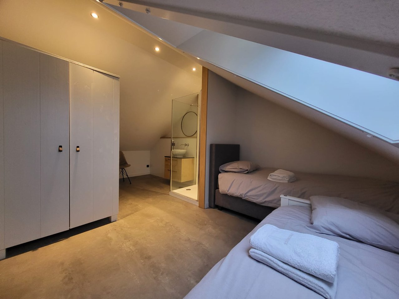 slaapkamer 9 met douche en wastafel (zolder)