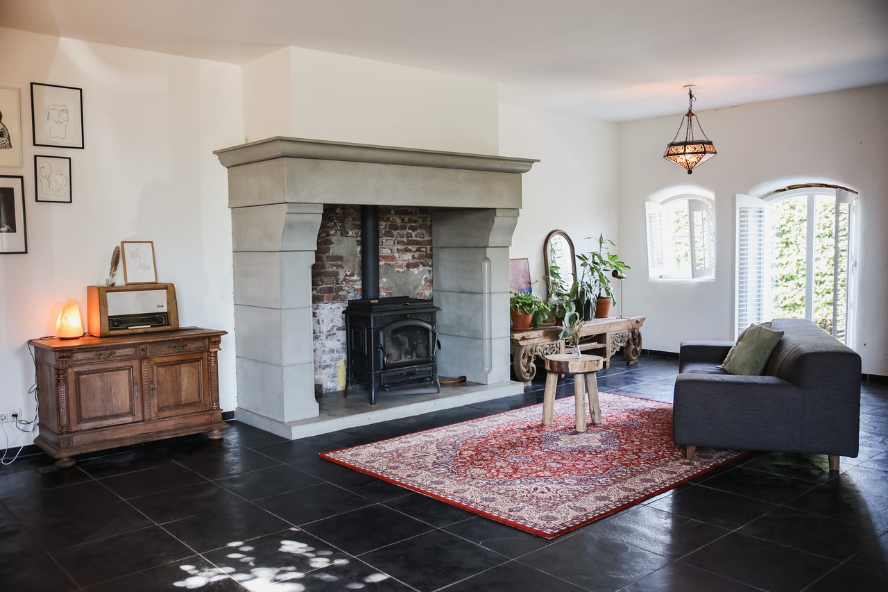 De sfeervolle woonkamer van de luxe woonboerderij