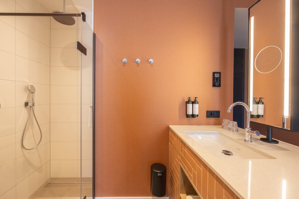 Deluxe kamer badkamer.jpg