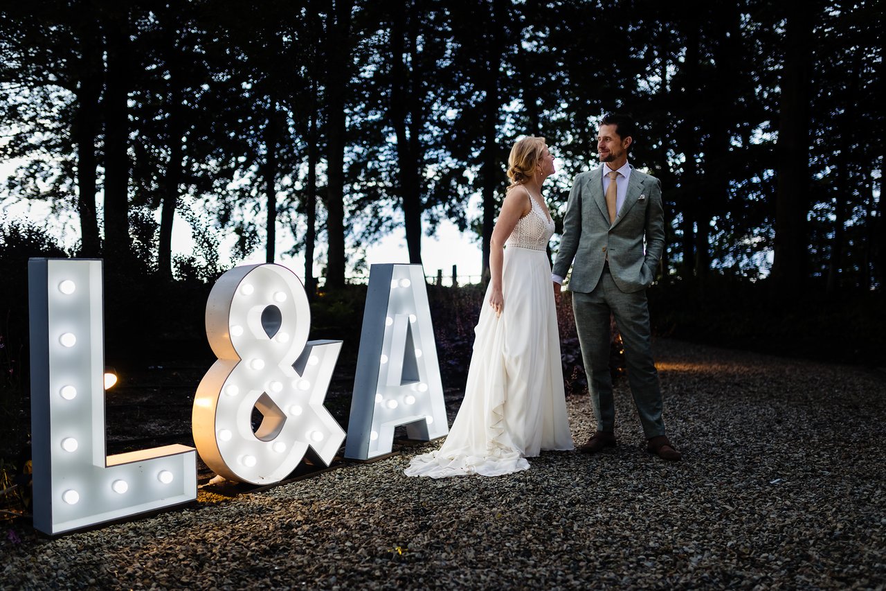 Bruidspaar met lichtletters