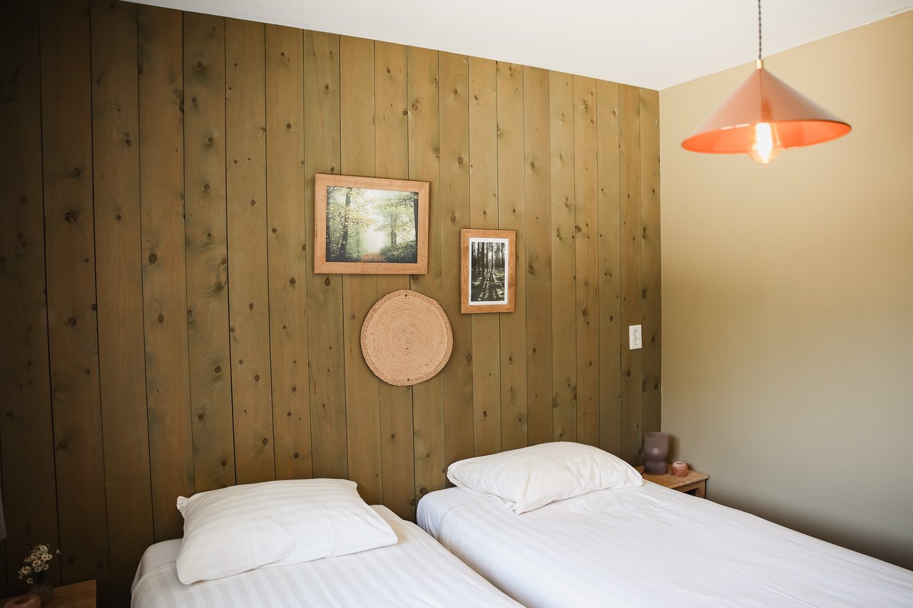Een van de acht slaapkamers (1)