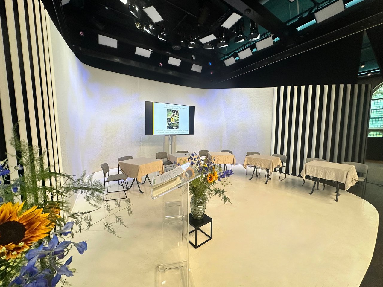 Panel op podium met sprekers · Leeuwenbergh