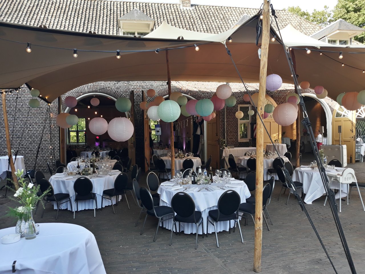 Diner buiten op het 2e binnenplein