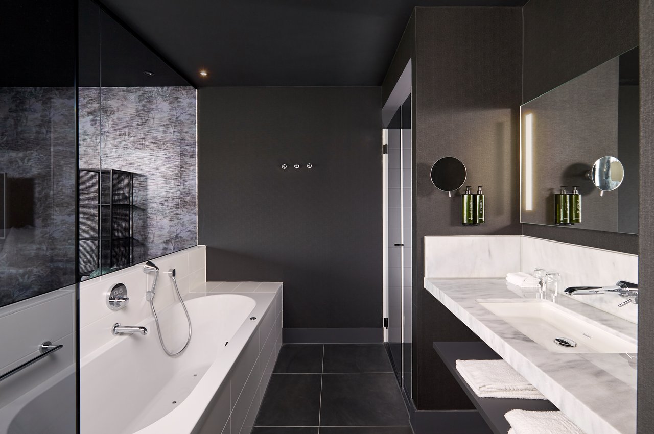 Badkamer met ligbad en regendouche – Suite – Van der Valk Hotel Amsterdam - Amstel