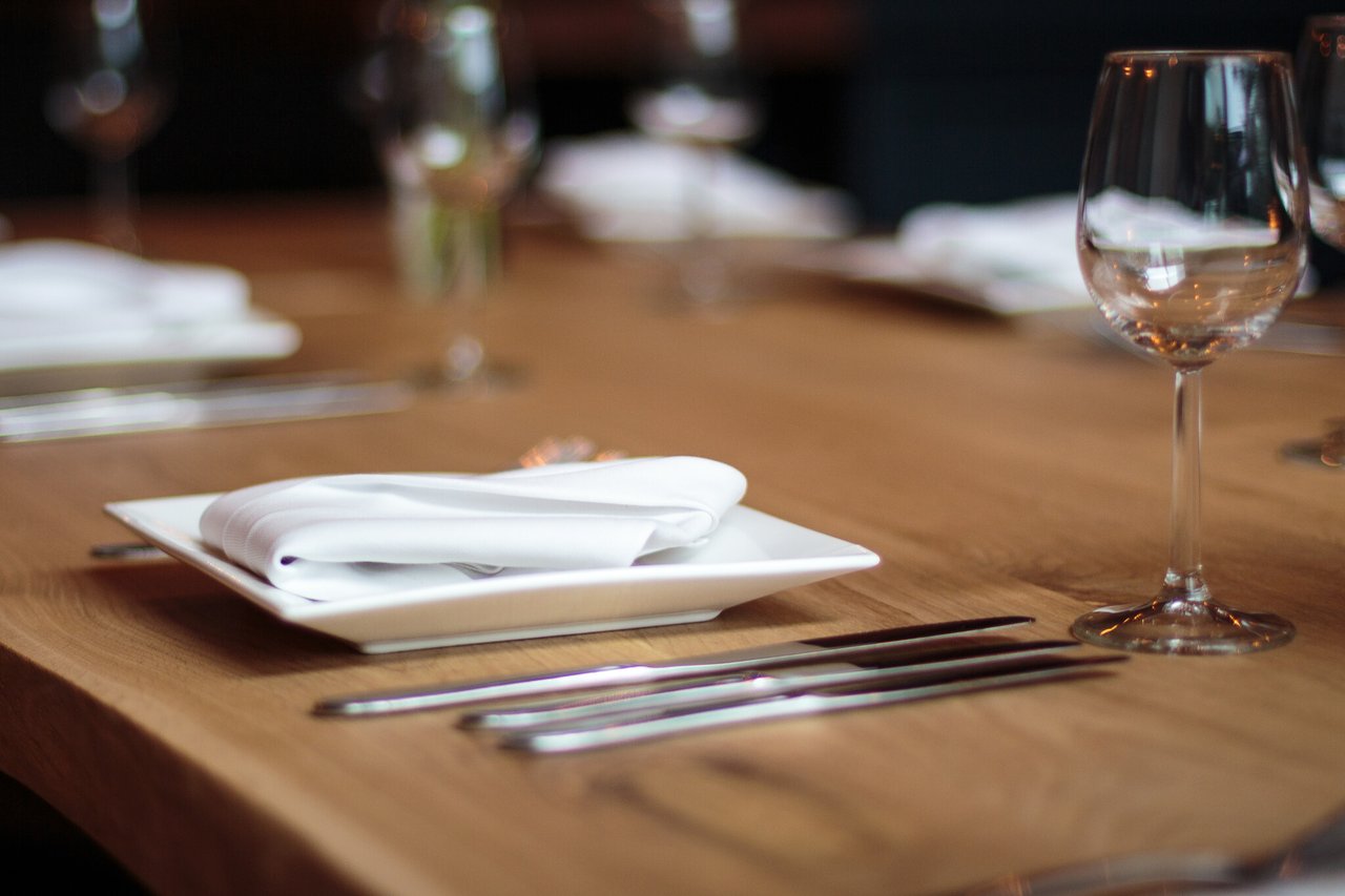 Gedekte tafel voor diner