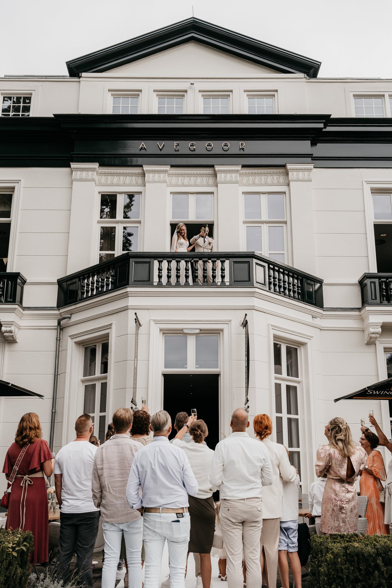 Toost op het terras bruidspaar bij Landgoed Avegoor
