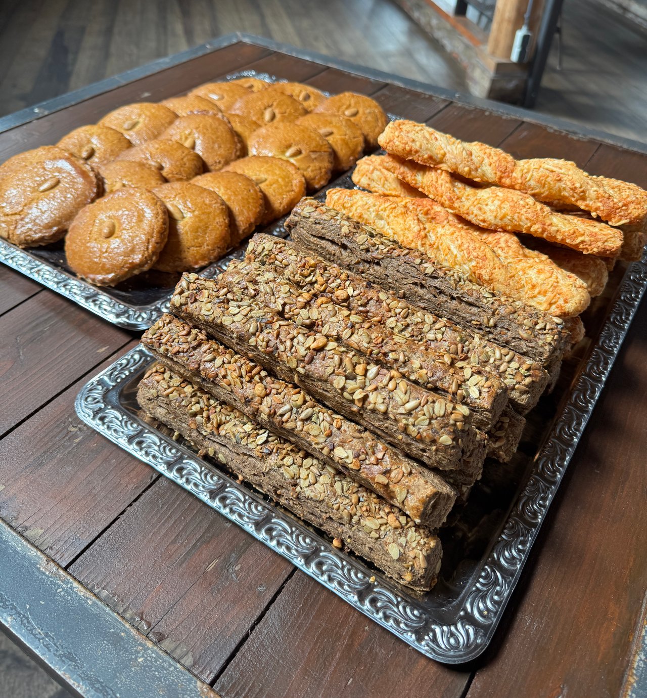 Vergader snack (stengens en gevulde koeken).jpg