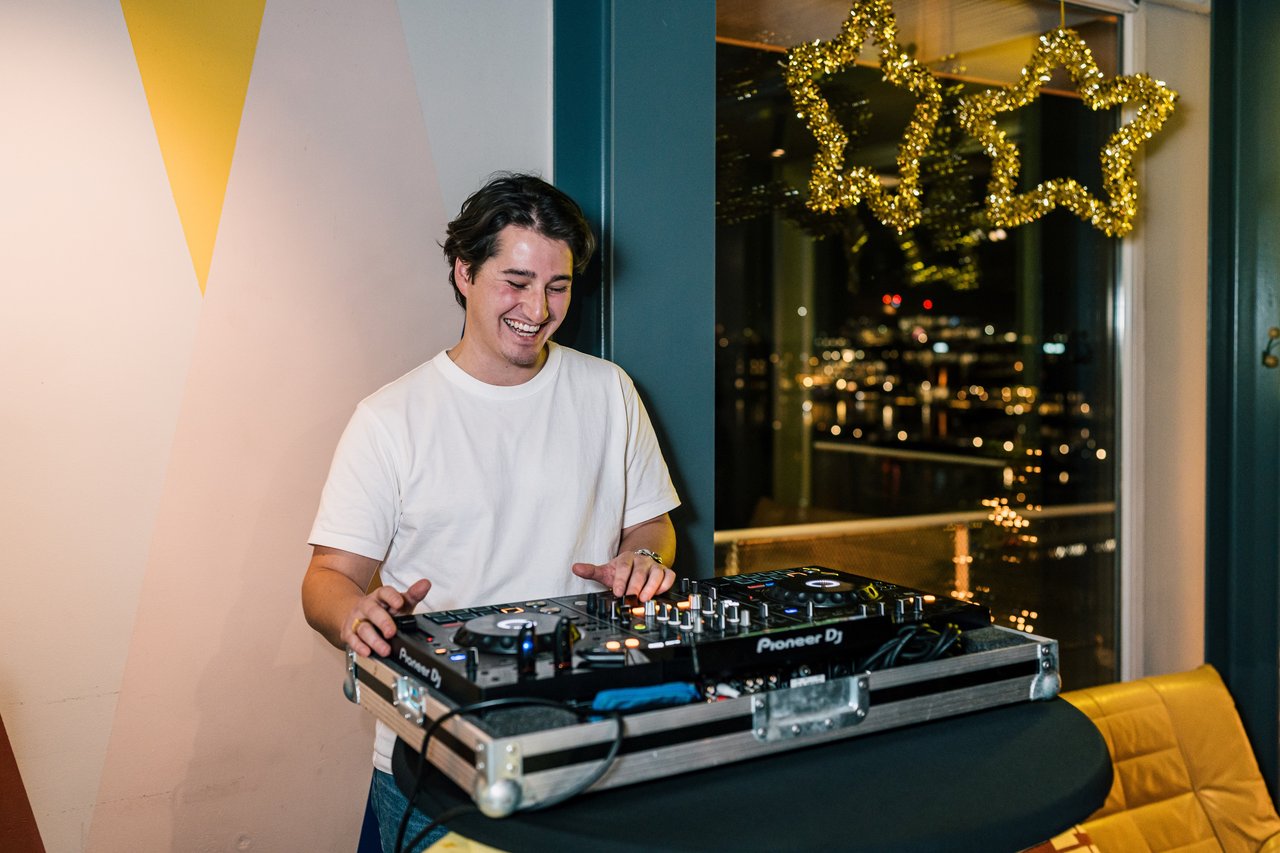 DJ restaurant