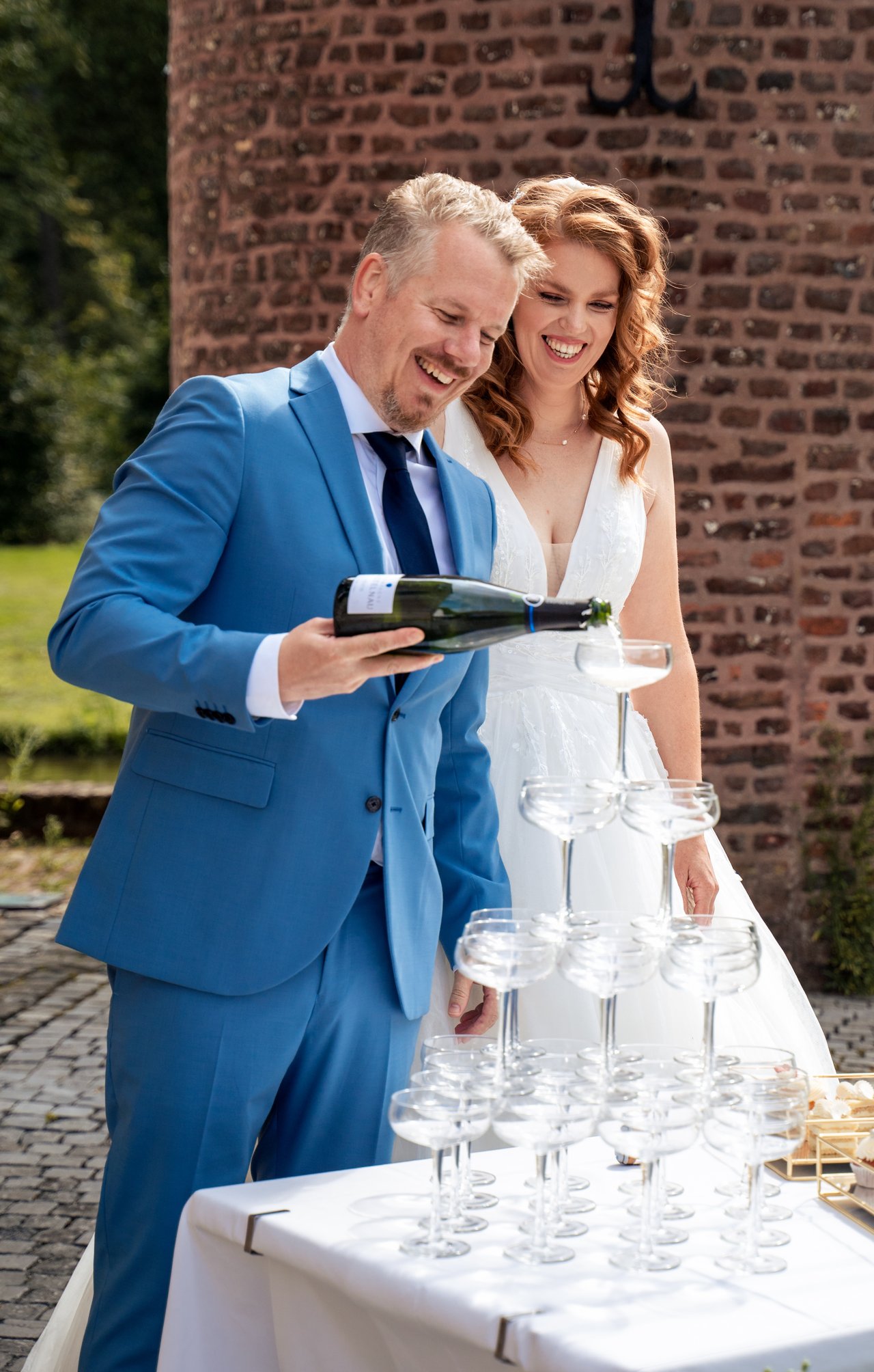 Champagne schenken in de champagne toren 