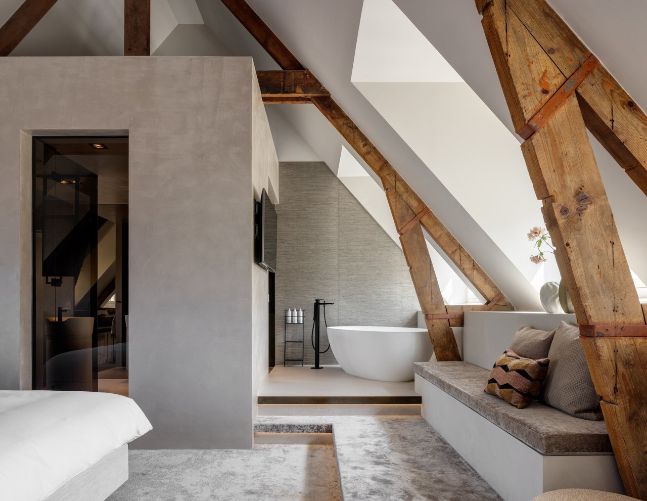 Suite 006 - Linda Pol 03.jpg