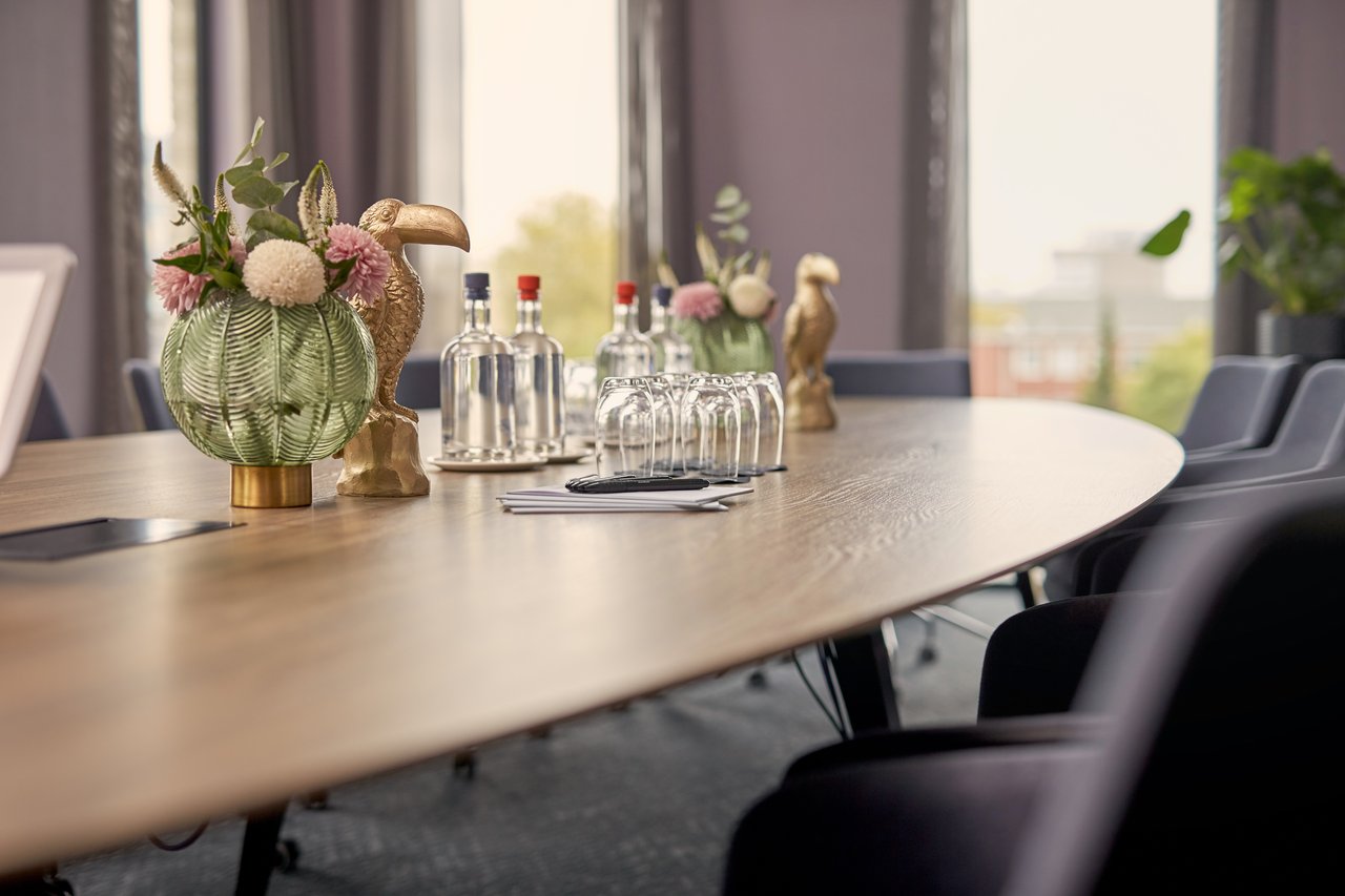 Schrijfmaterialen op tafel in zaal Bloemenmarkt – Van der Valk Hotel Amsterdam - Amstel