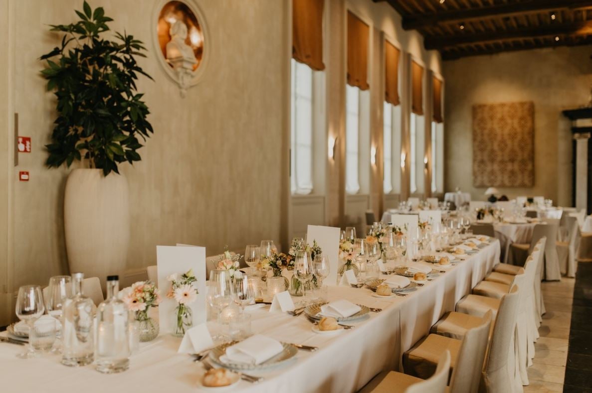 table setting amaryllis.JPG