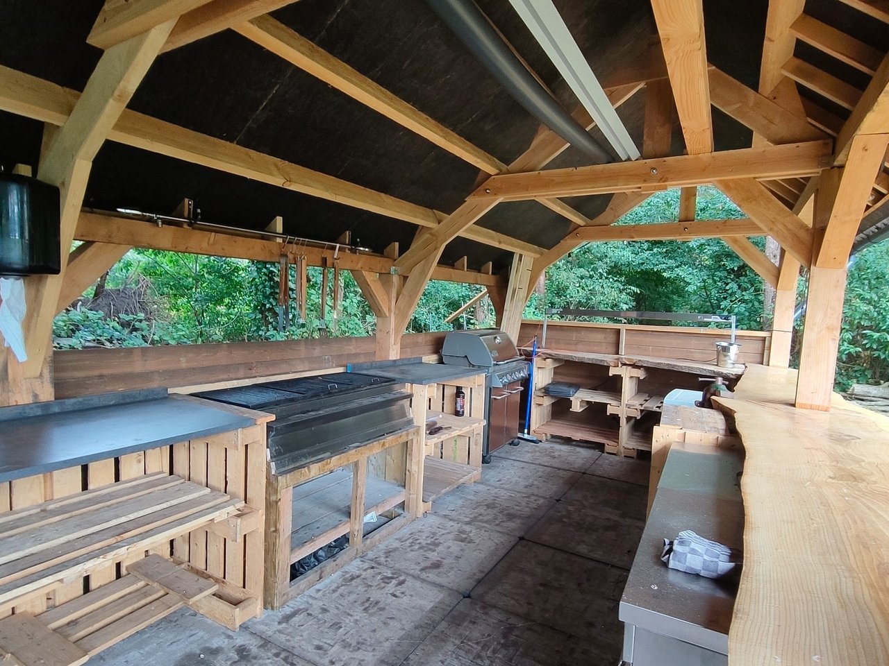 buitenkeuken in open kapschuur op wijngaard zonnestraal. twee BBQ's, borden warmers en warmtebrug 